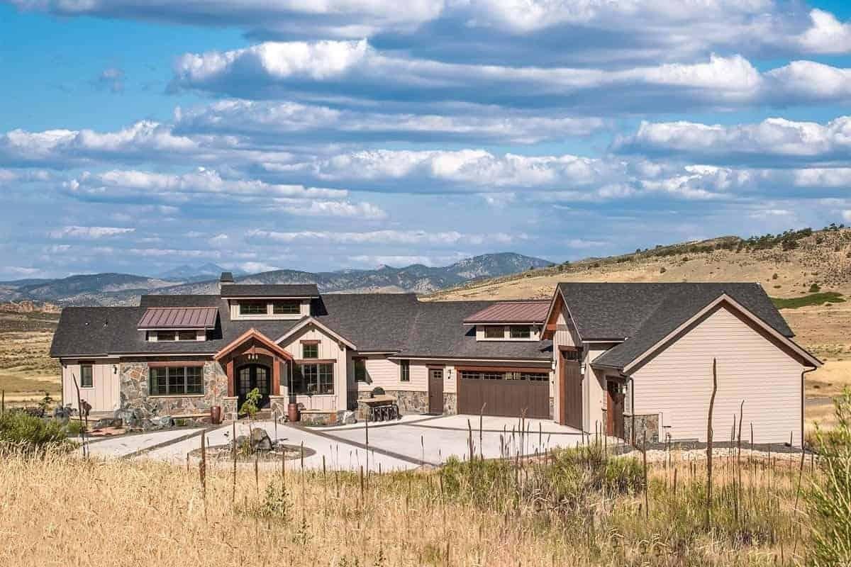 Mountain View Ranch with Expansive Porch and Craft Room Potential