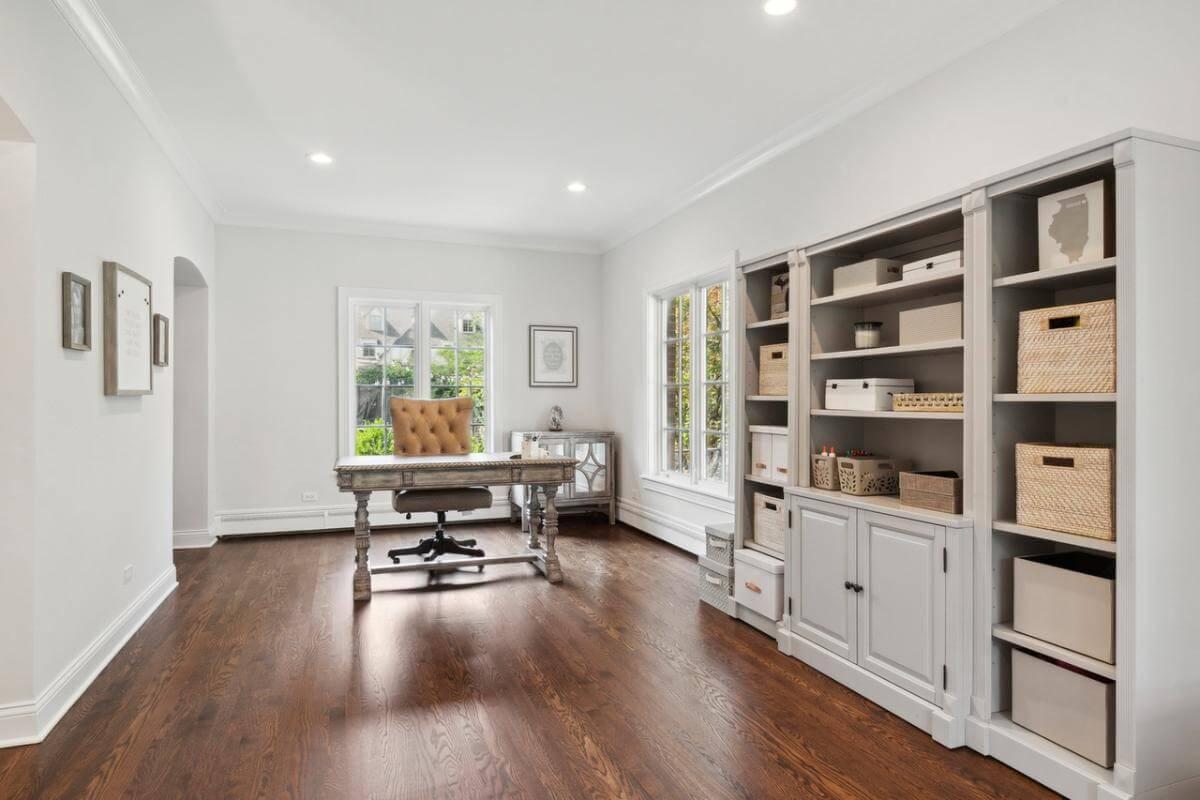 Charming Home Office Featuring an Elegant Built-In Bookshelf