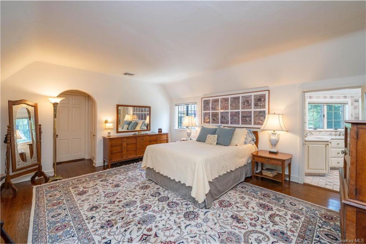 Spacious Bedroom with Vintage Touches and an En-Suite Retreat