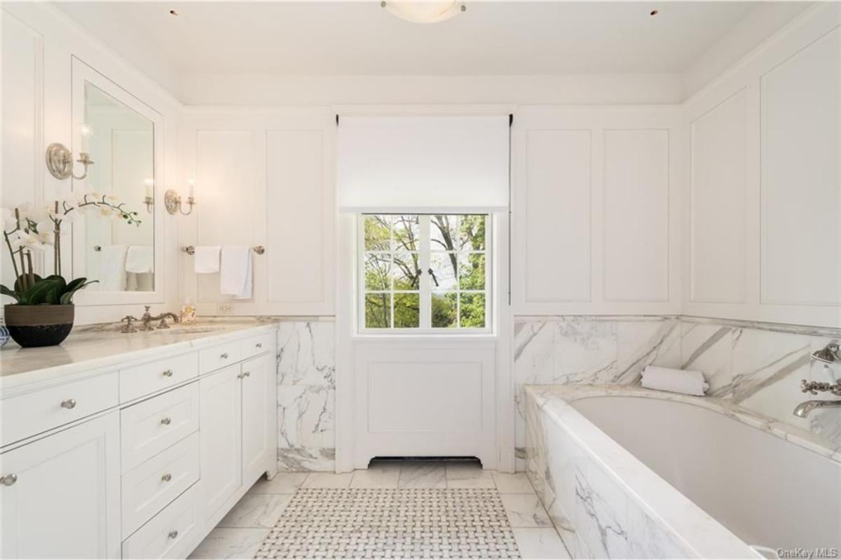 Spot the Classic Marble Accents in This Elegant Bathroom