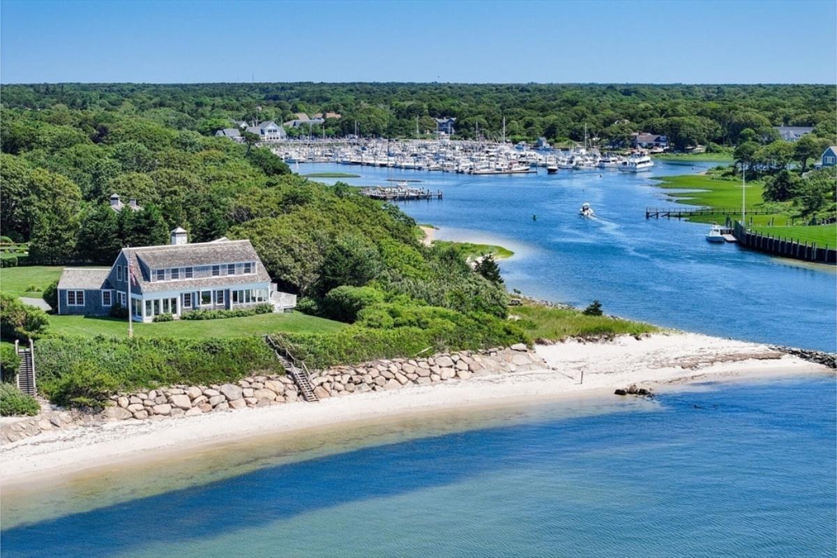 Coastal Escape with Unbeatable Water Views