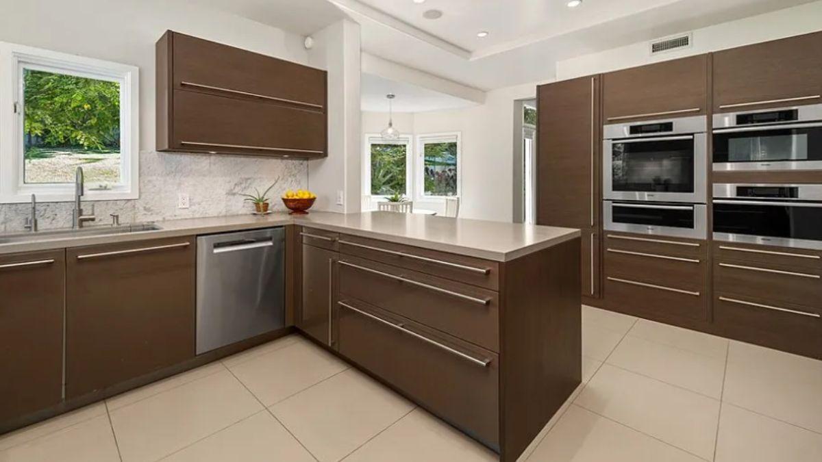 Check Out the Sleek Island with Integrated Storage in This Contemporary Kitchen