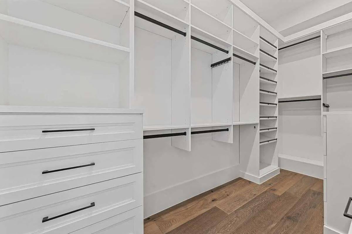 Look at the Thoughtful Built-Ins in This Spacious Walk-In Closet
