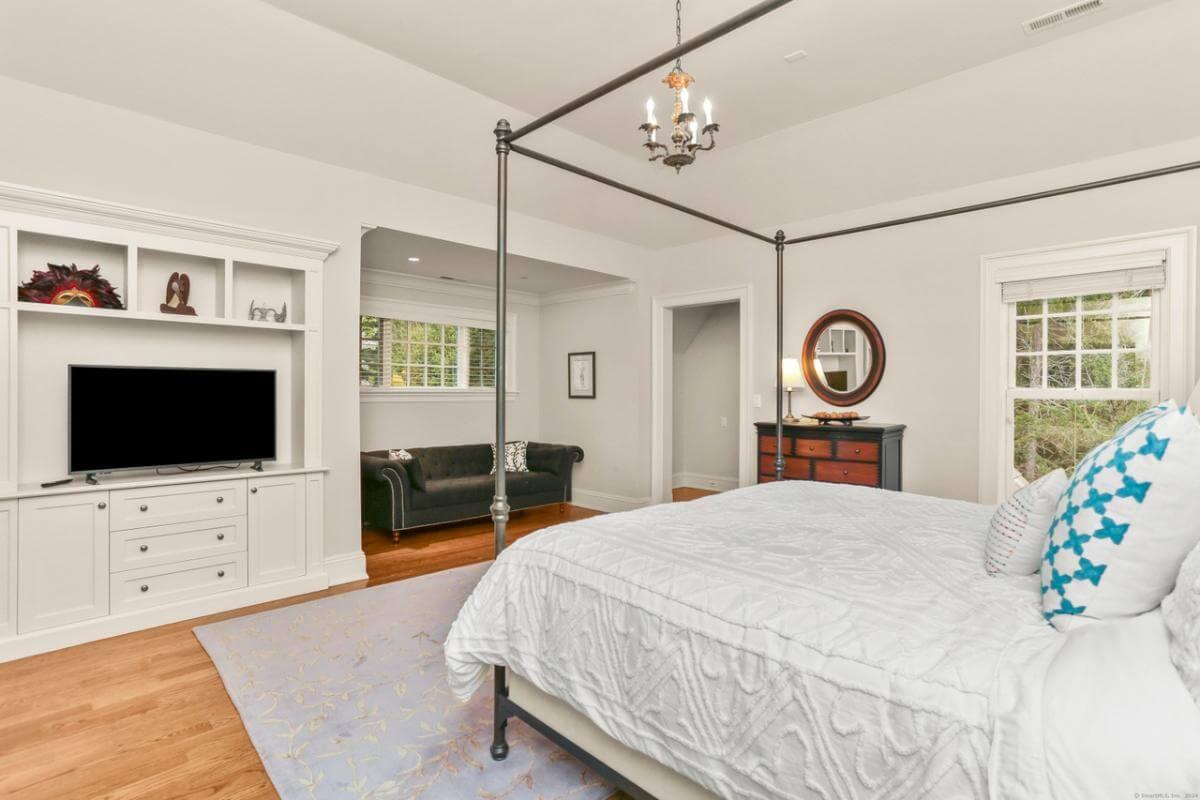 Take a Look at the Four-Poster Bed in This Serene Bedroom