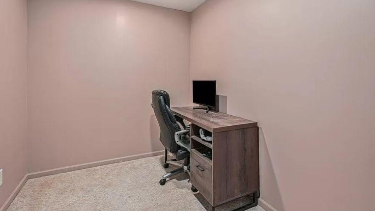 Check Out This Minimalist Home Office Nook with a Clean Aesthetic
