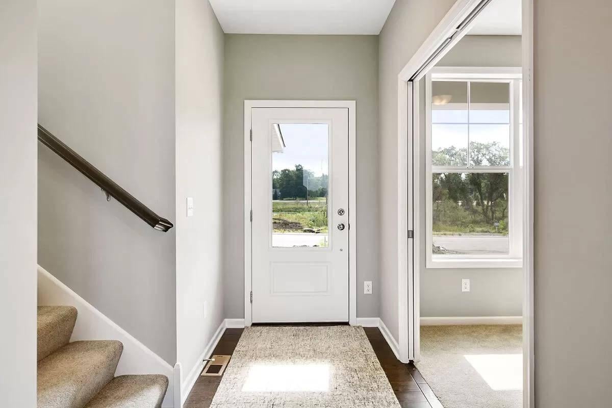Entryway Simplicity with a Touch of Warmth