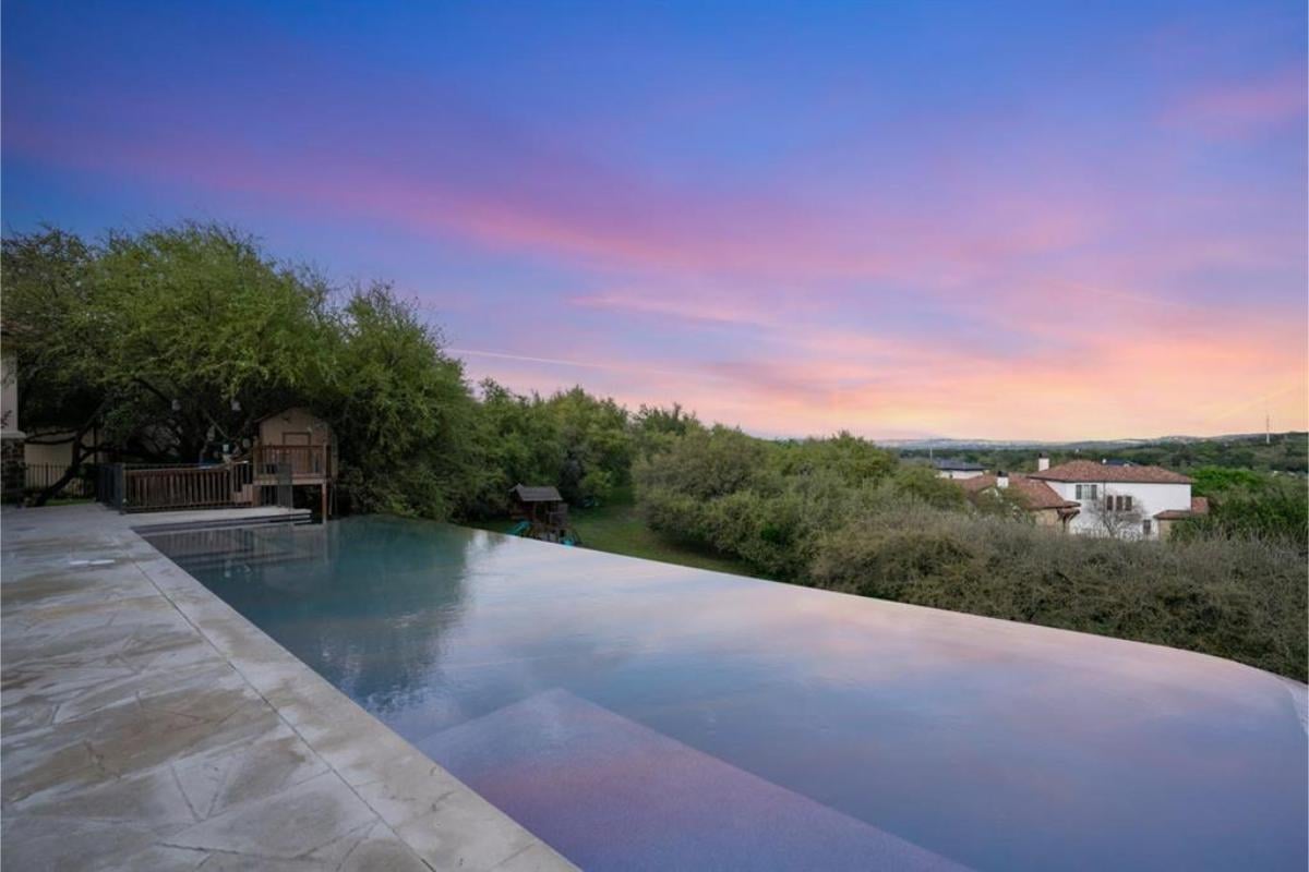 Take a Dip in This Scenic Infinity Pool Overlooking Rolling Hills