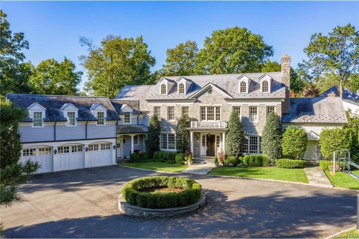 Stately Manor with a Touch of Classic Elegance