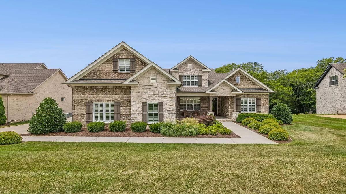 Discover the Beauty of This Stone and Brick Facade with Classic Charm