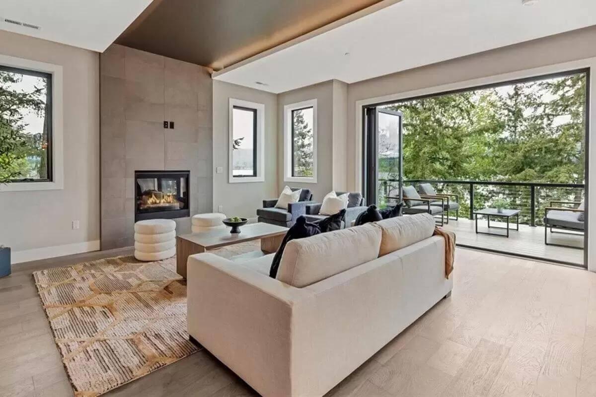 Spacious Living Area with Seamless Indoor-Outdoor Flow