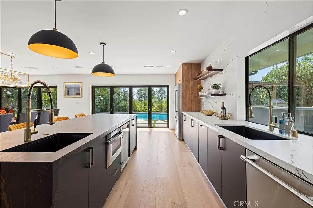 Dual Islands and Bold Design Elements in This Modern Kitchen