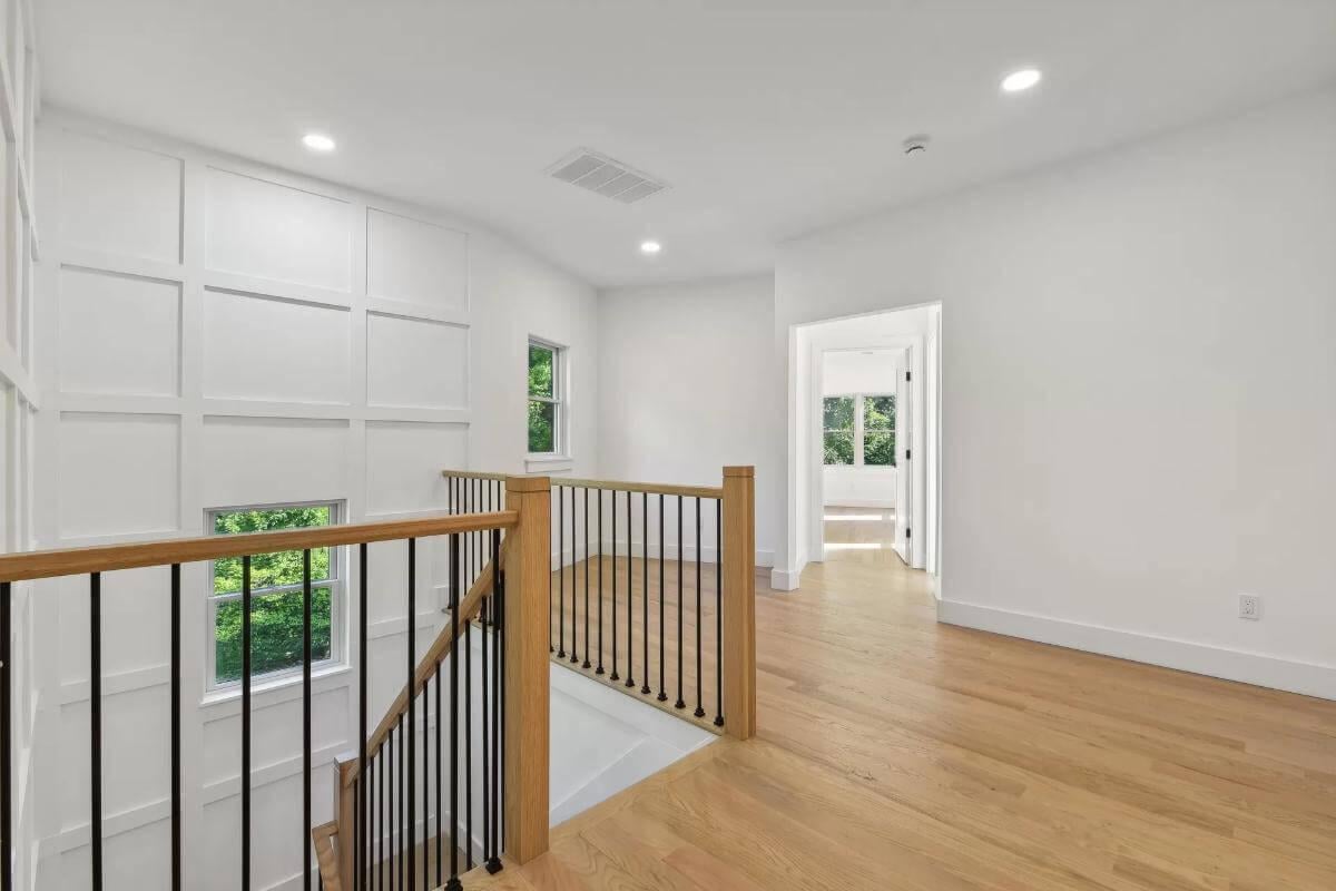 You Have to Love This Stairwayโs Clean Lines and Statement Wall Paneling