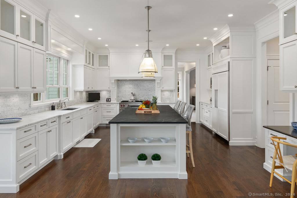 A Kitchen Island That Balances Elegance and Functionality