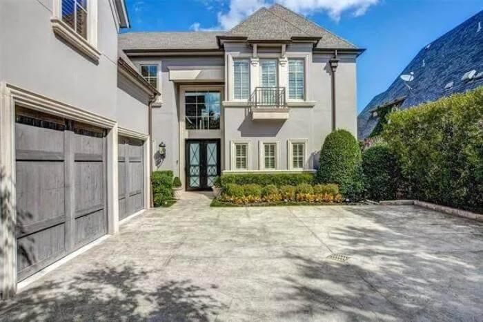 Look at These Symmetrical Windows Complementing the Stucco and Slate