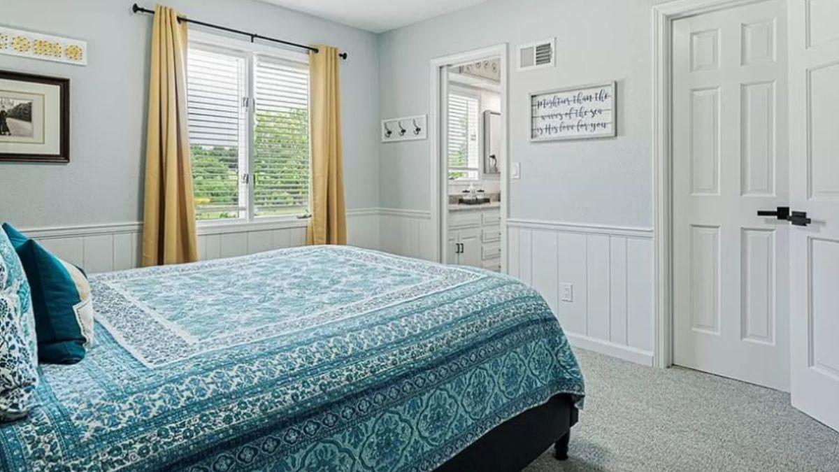 Discover This Peaceful Bedroom with a Touch of Color