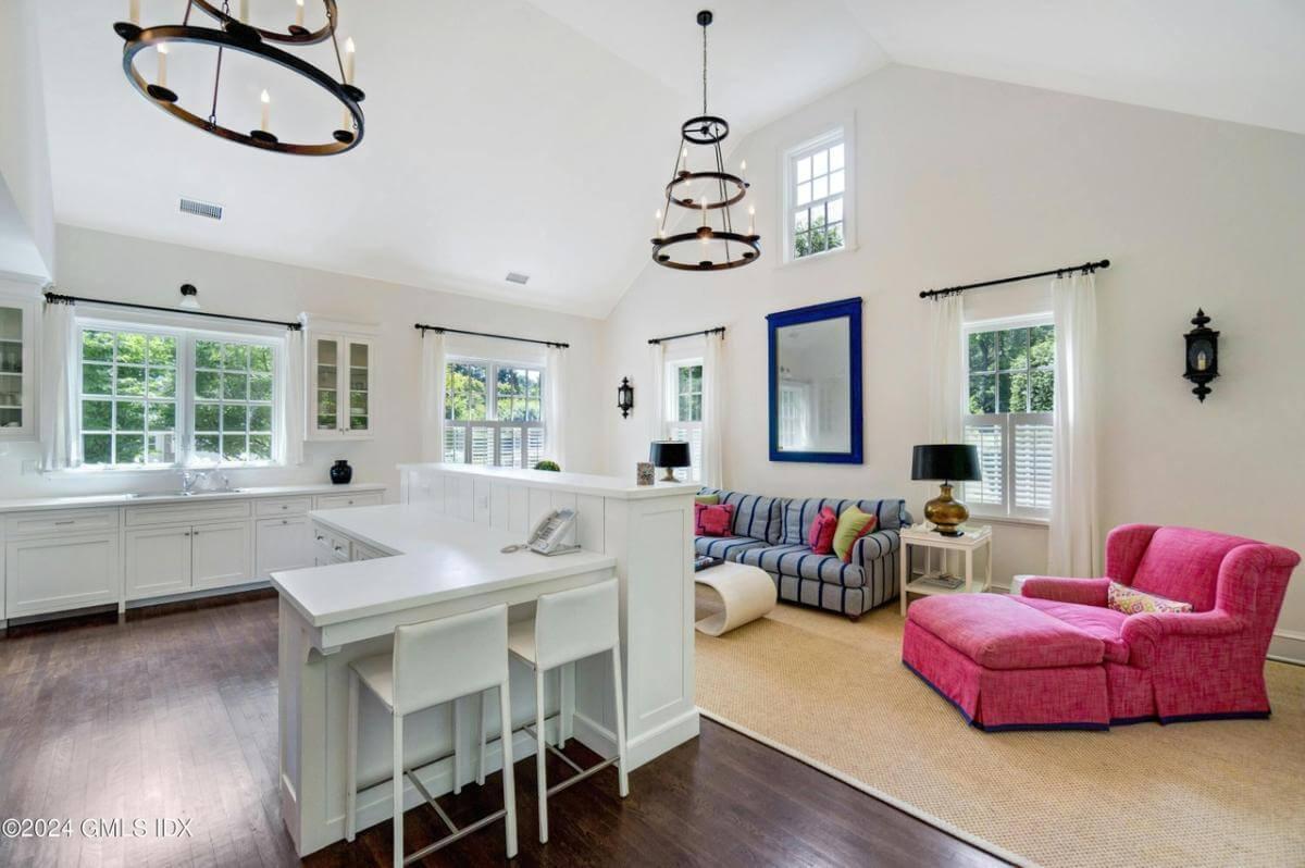 Spot the Bold Color Accents in This Bright Living Space