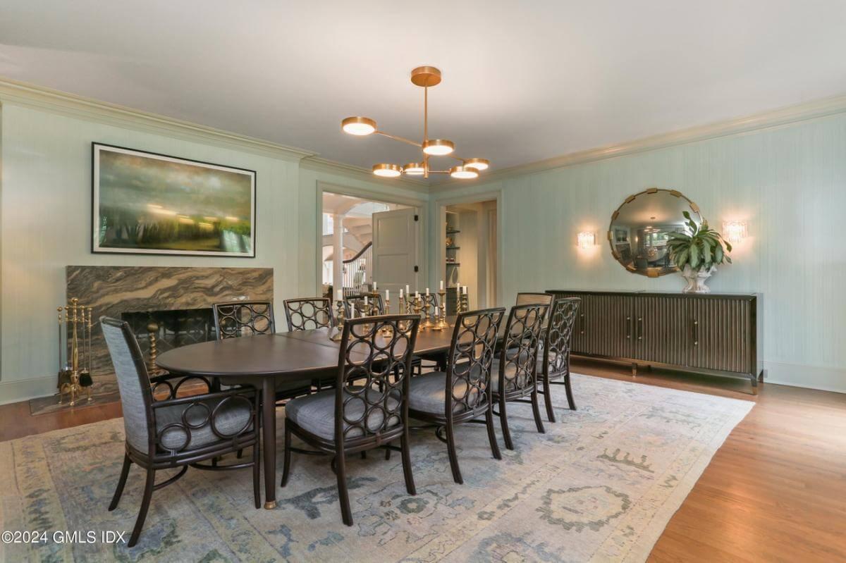 Elegant Dining Room with a Stunning Circular Mirror
