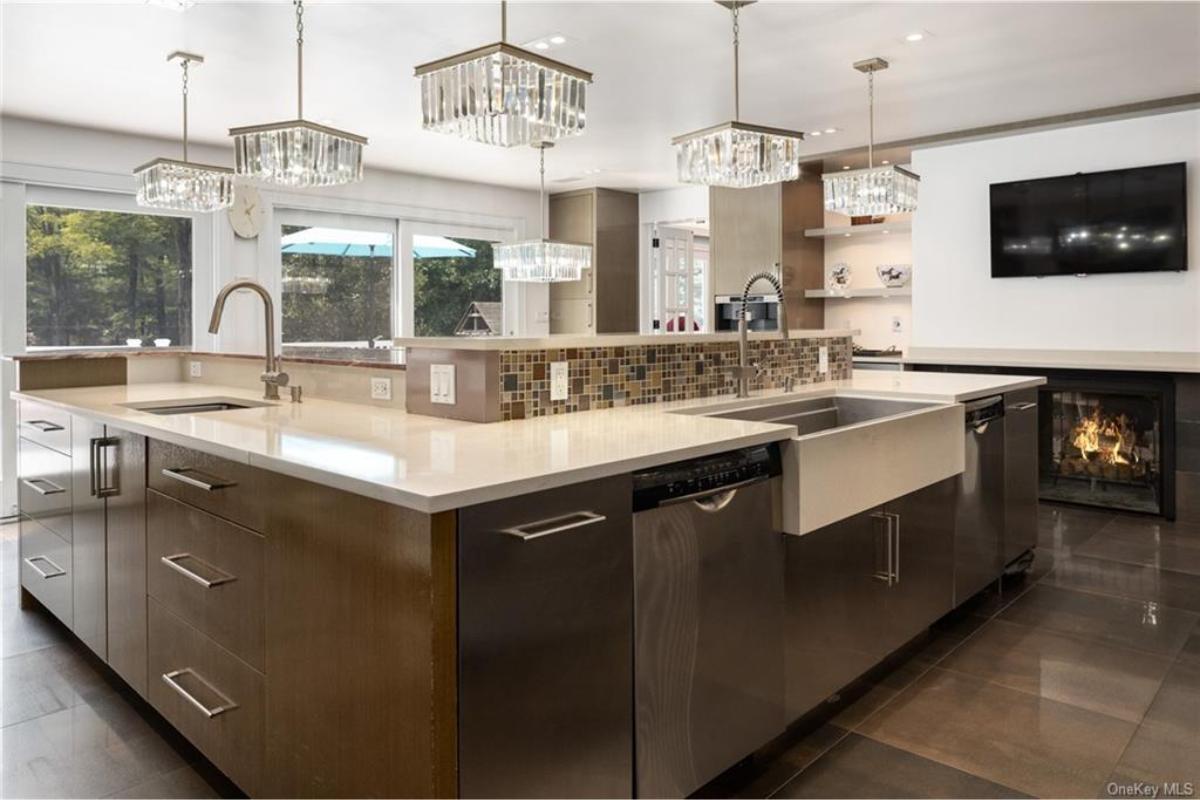 Modern Kitchen with Luxurious Pendant Lighting and Dual Sinks