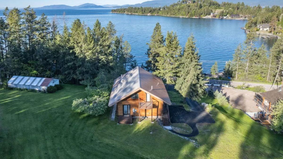A Lakeside Escape Tucked Among the Trees