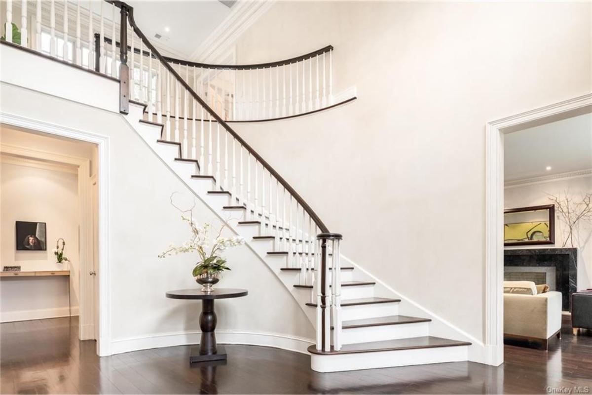 Grand Entrance with Classic Curved Staircase