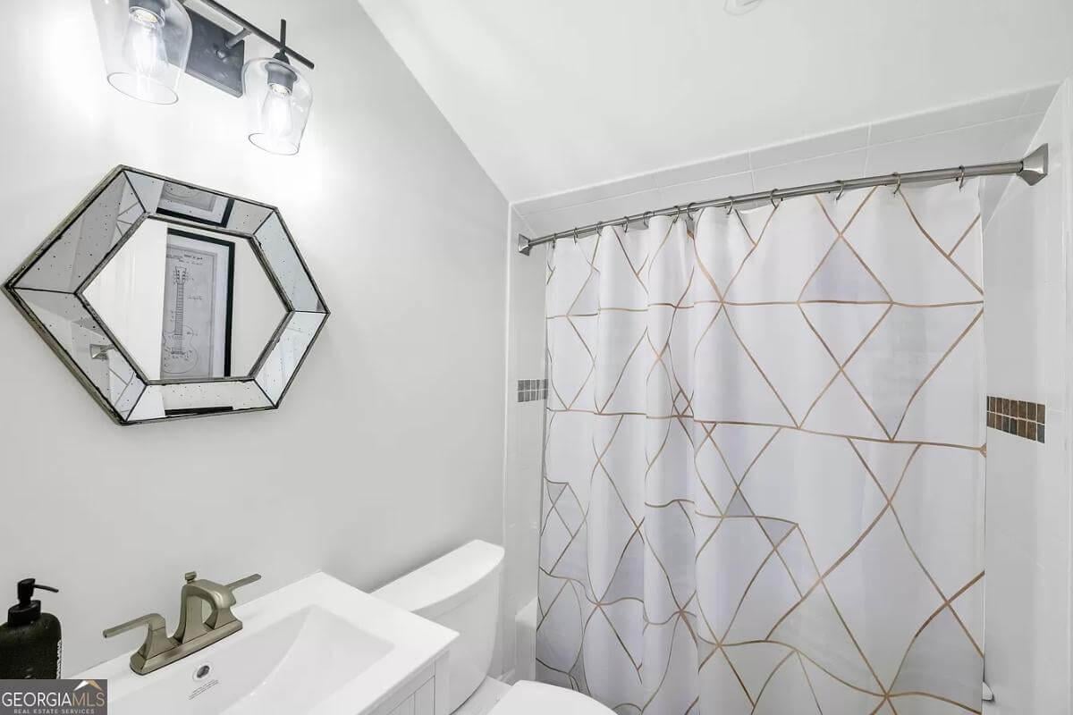 Check Out the Geometric Mirror in This Modern Bathroom