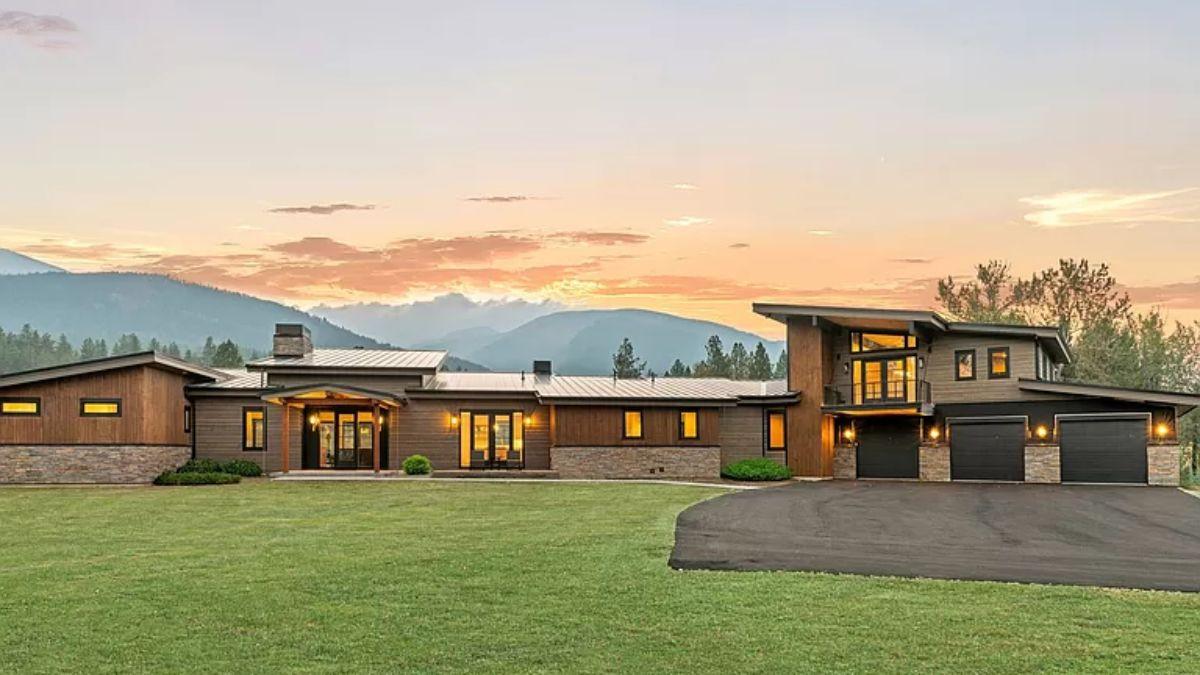 Admire the Mountain Views Framing This Modern Retreat