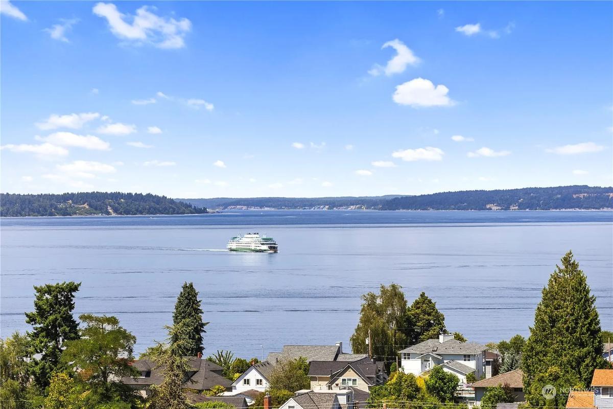 Breathtaking Waterfront View with Serene Surroundings