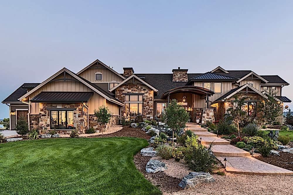 Rustic Elegance: A Stunning Stone and Wood Exterior