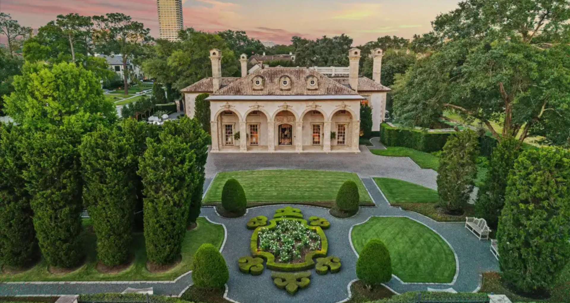 Explore the Height of Lone Star State Luxury in this 11,274 Sq. Ft. Houston Mansion, Featuring Timeless Elegance and a Seamless Indoor-Outdoor Flow