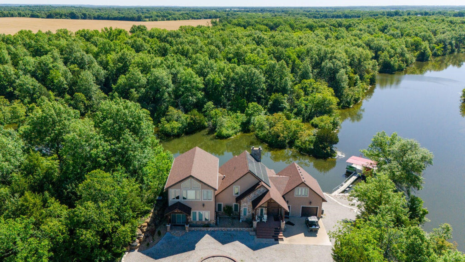 4 Secluded Homes in Missouri Stretch Out in Exclusive Settings