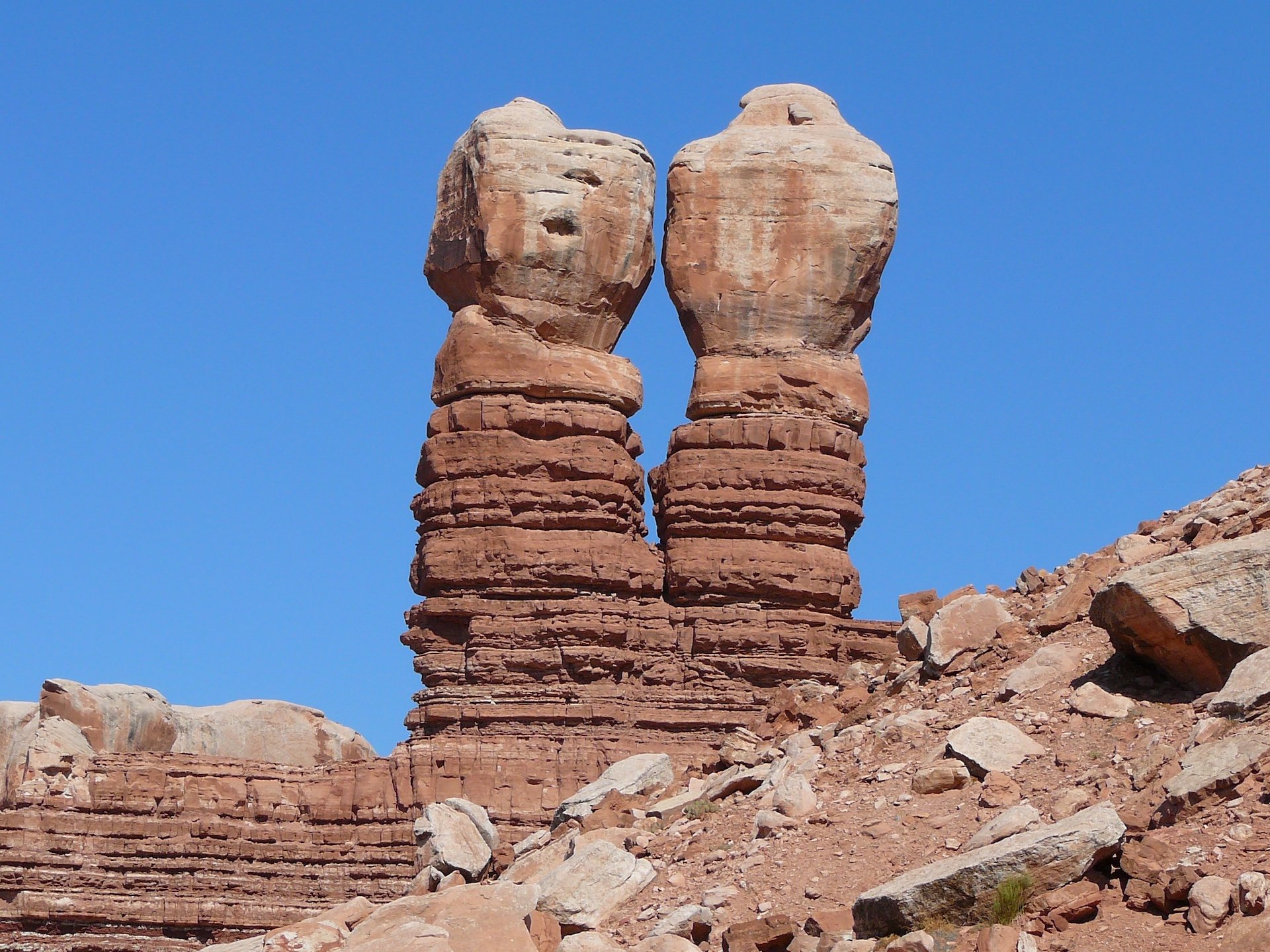 15 Small American Towns that Tell Their Own Tectonic Tales Through Unique Landscapes