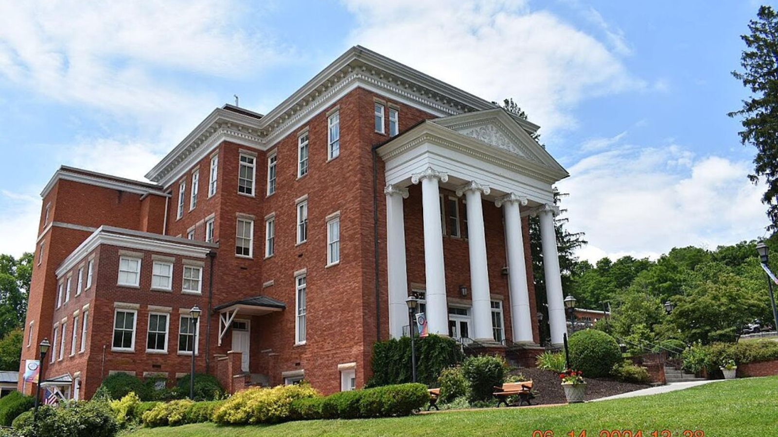 Lewisburg Town Image