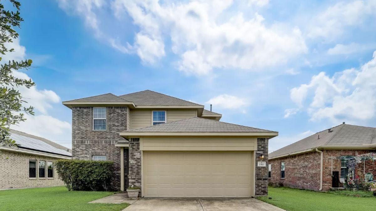Classic Suburban Facade with a Sturdy Brick Base