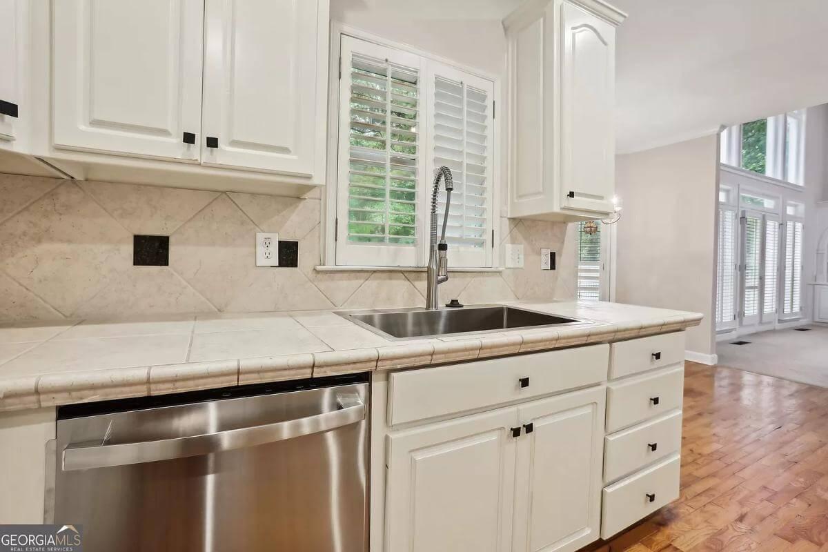 Modern Kitchen Sink with Sleek Stainless Steel Touches