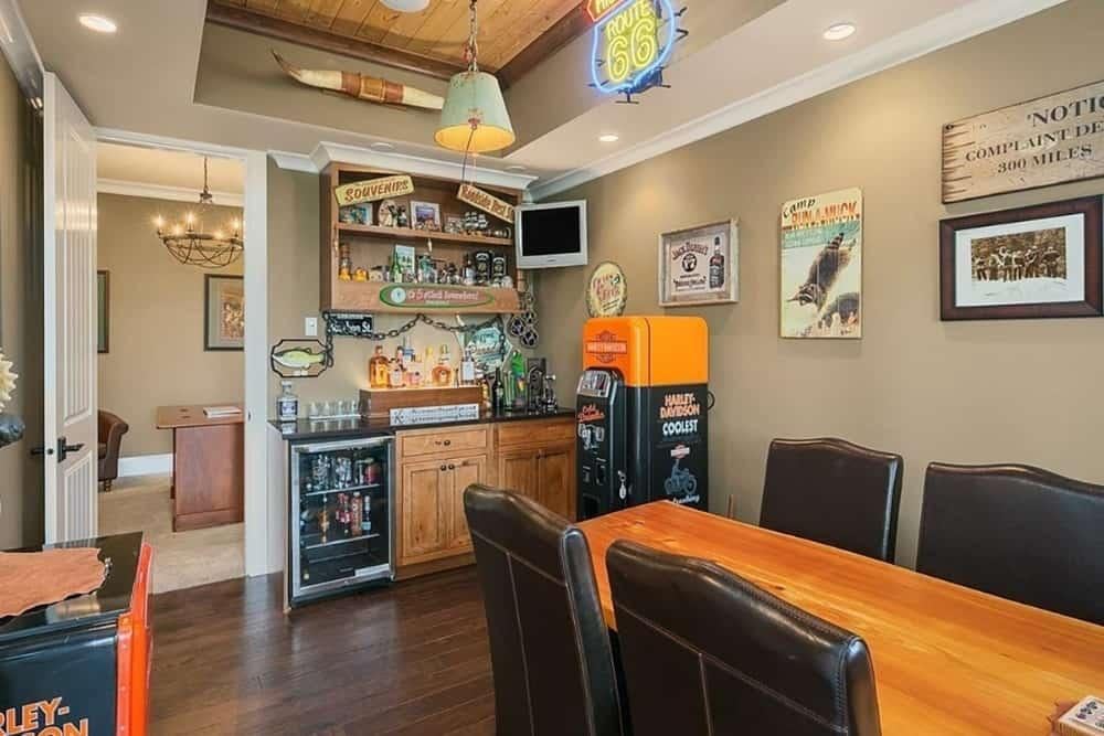 Explore the Vintage Vibe in This Bar Nook with Retro Decor