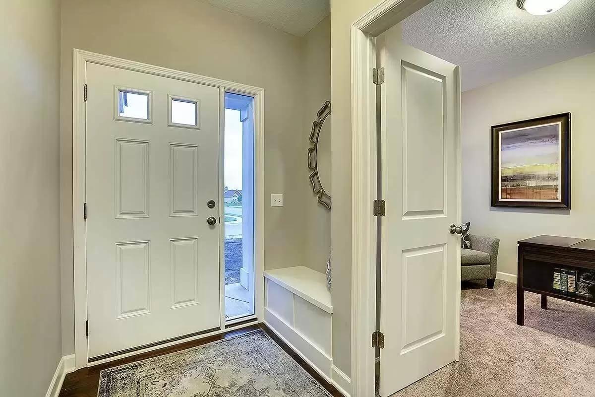 Compact Entryway with Built-In Bench for Practicality