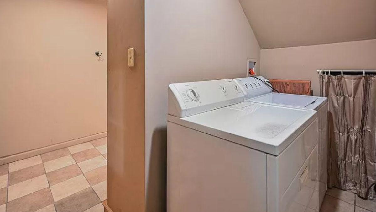 Utilitarian Laundry Room with Efficient Space Utilization