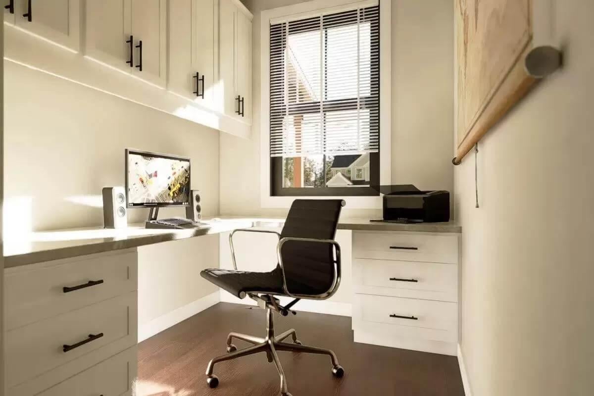 Check Out the Efficient Use of Space in This Home Office