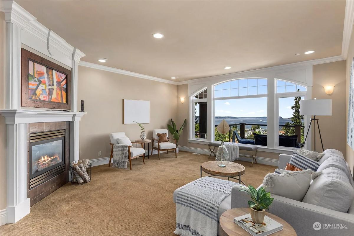 Relax by the Fireplace with a Beautiful View Out to the Sea