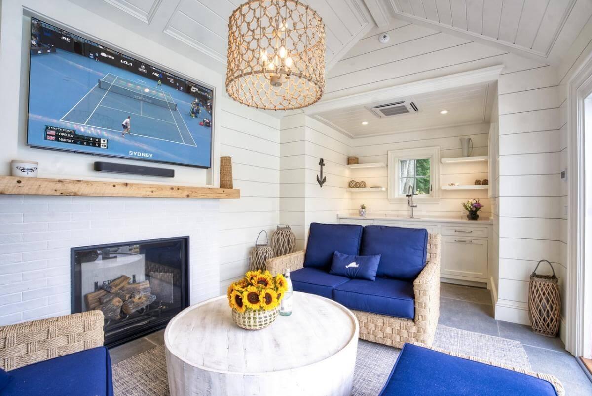Coastal Vibes in This Inviting Lounge with Nautical Details