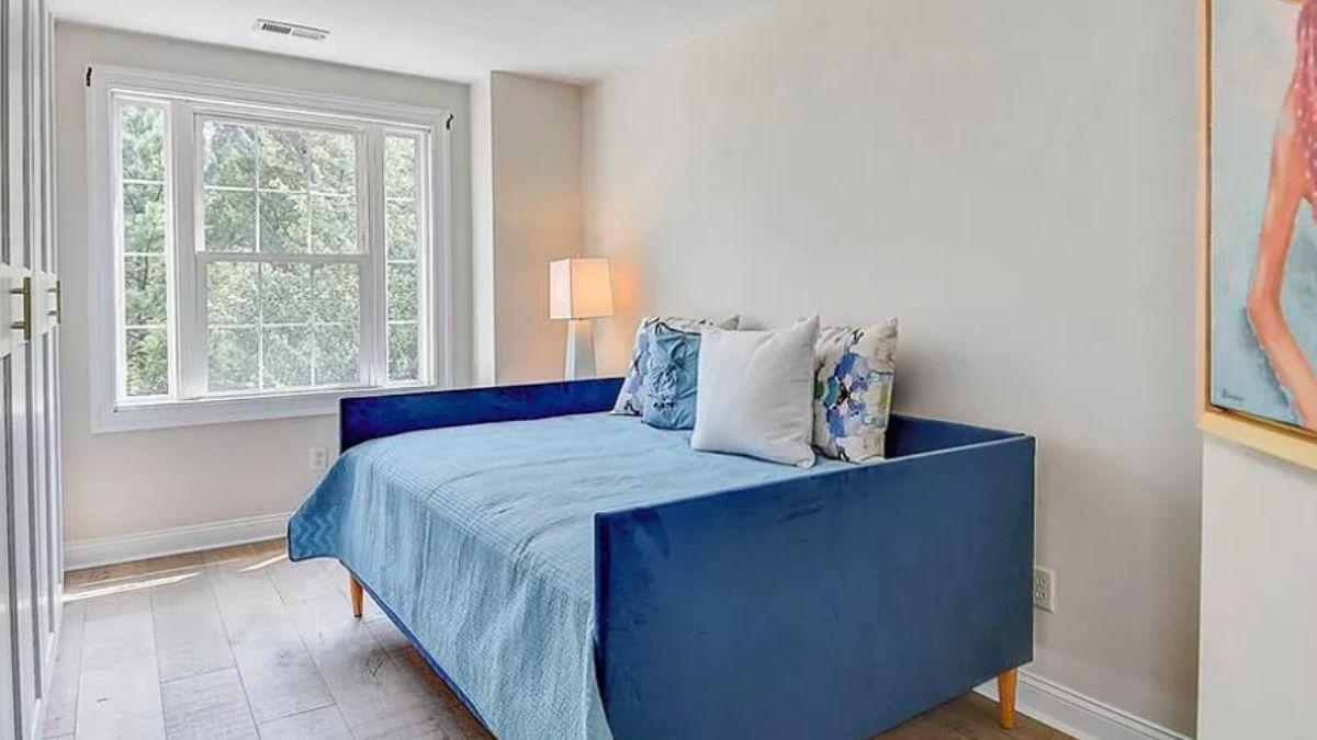 Notice the Vibrant Daybed in This Cozy Retreat