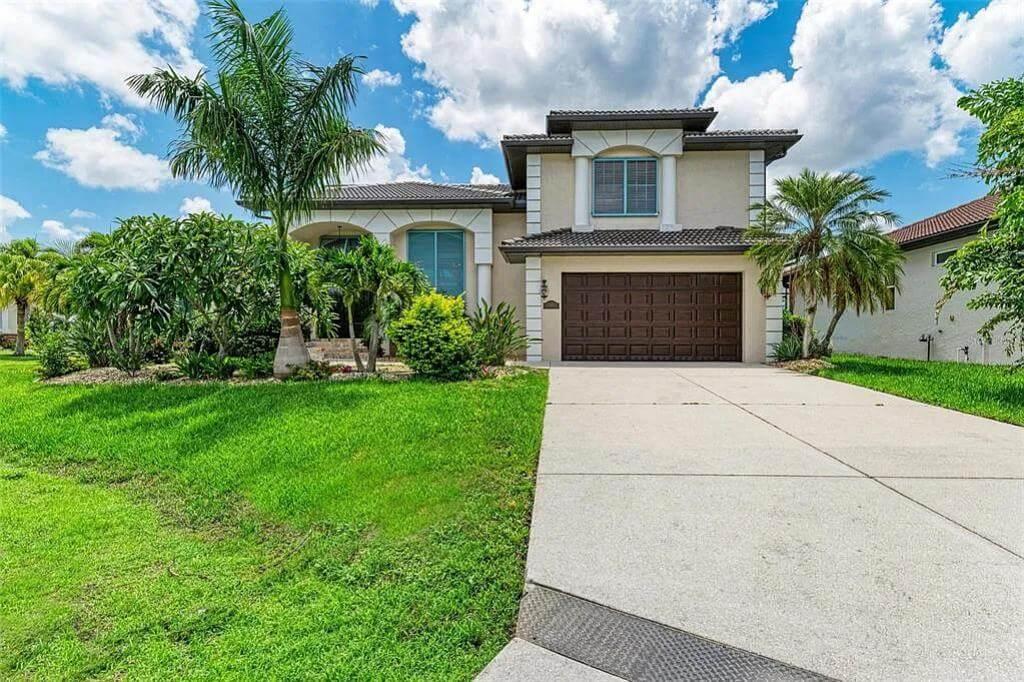 Tropical Vibes with a Contemporary Edge Meet in This Front Yard
