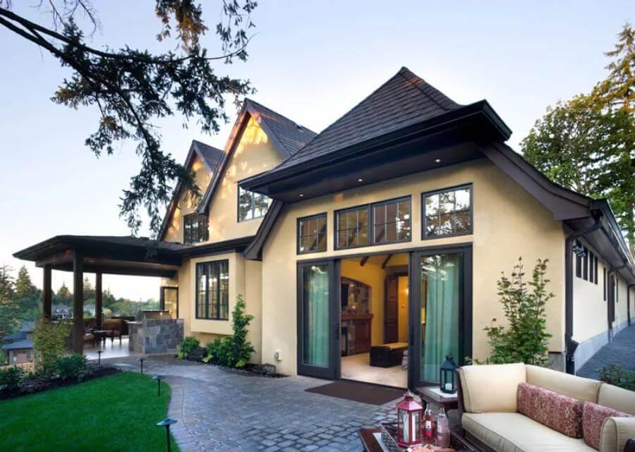 Explore the Seamless Indoor-Outdoor Flow of This Stunning Patio Area