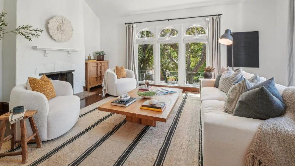 Relax in This Living Room with Cozy Textures and a Striking Arched Window