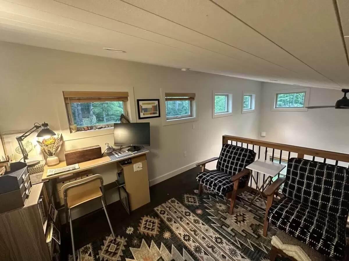 Discover the Cozy Vibes in This Compact Loft Study Area