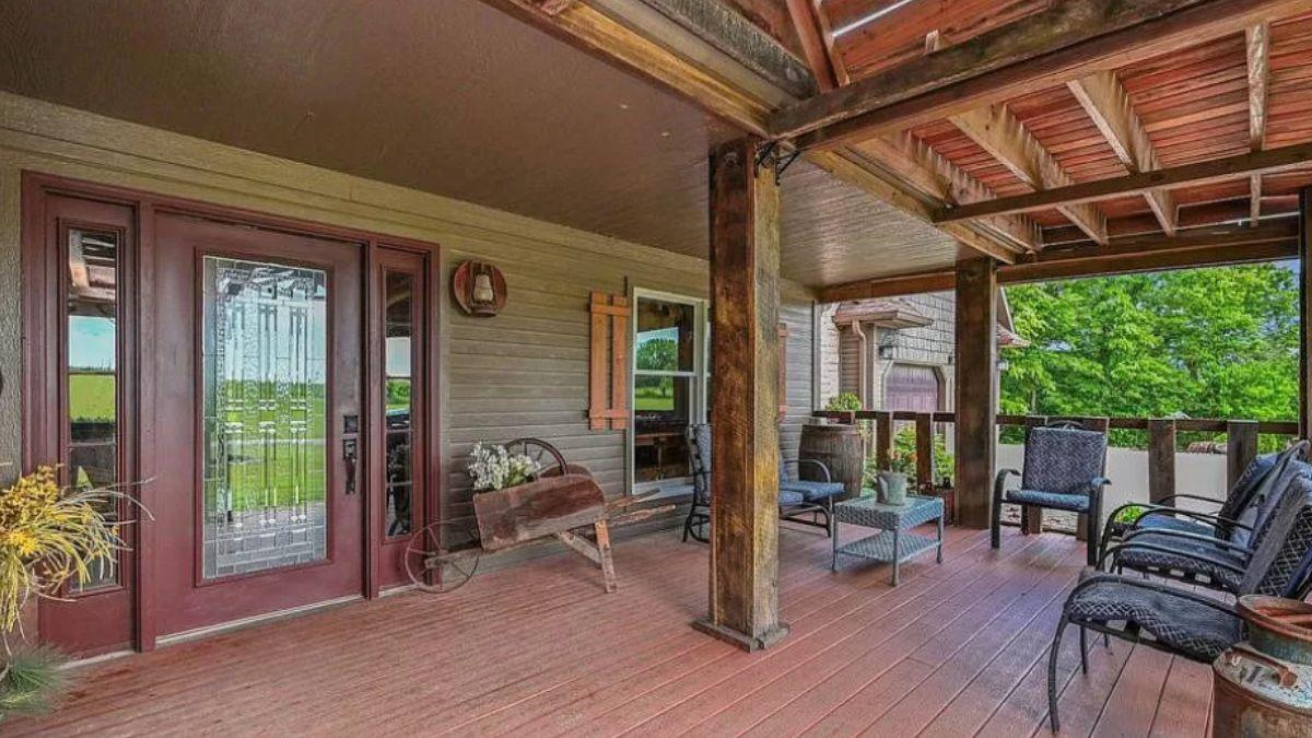 Discover This Craftsman Porch with a Touch of Nostalgia