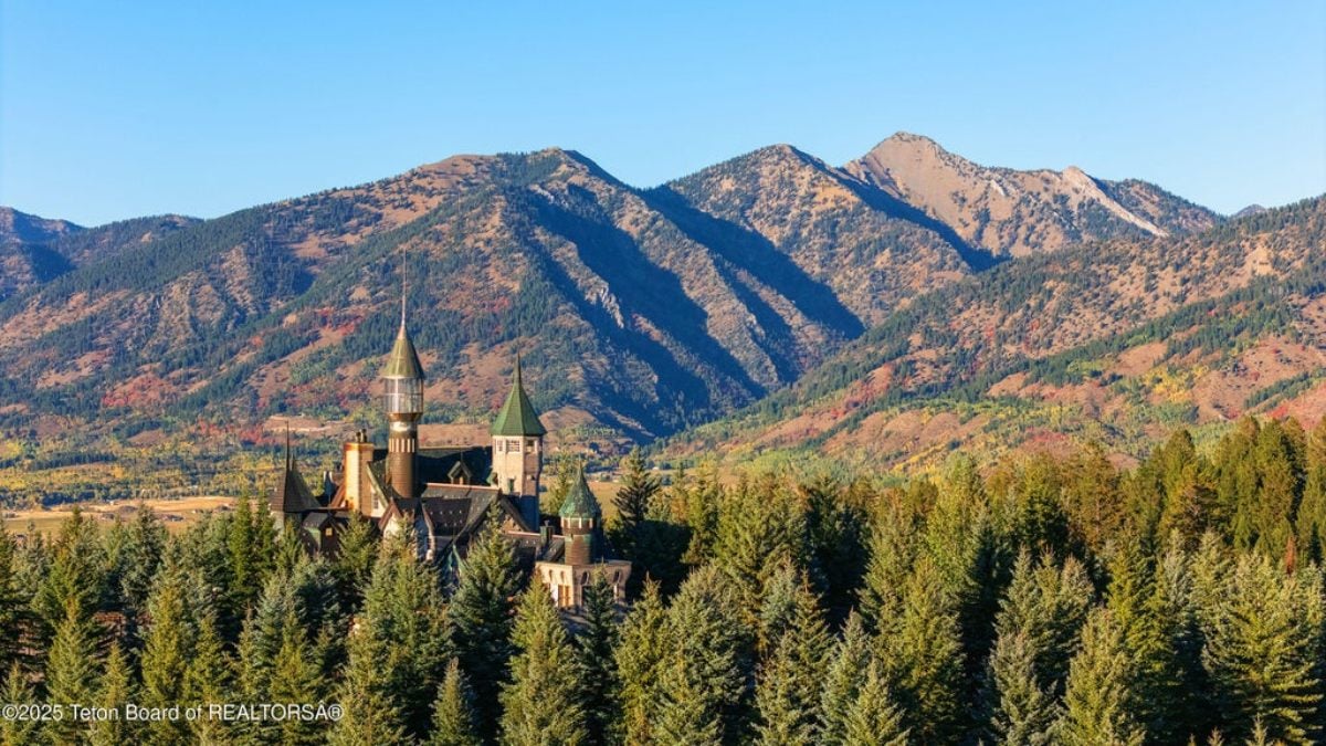 9,470 Sq. Ft. Mansion in Bedford, WY ($13,490,000)