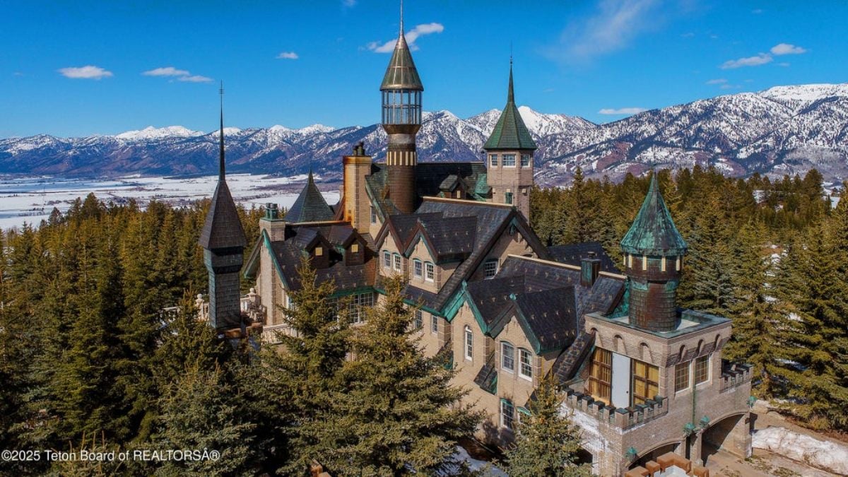 9,470 Sq. Ft. Mansion in Bedford, WY ($13,490,000)