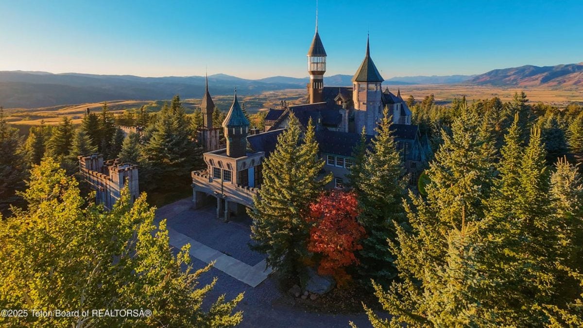 9,470 Sq. Ft. Mansion in Bedford, WY ($13,490,000)