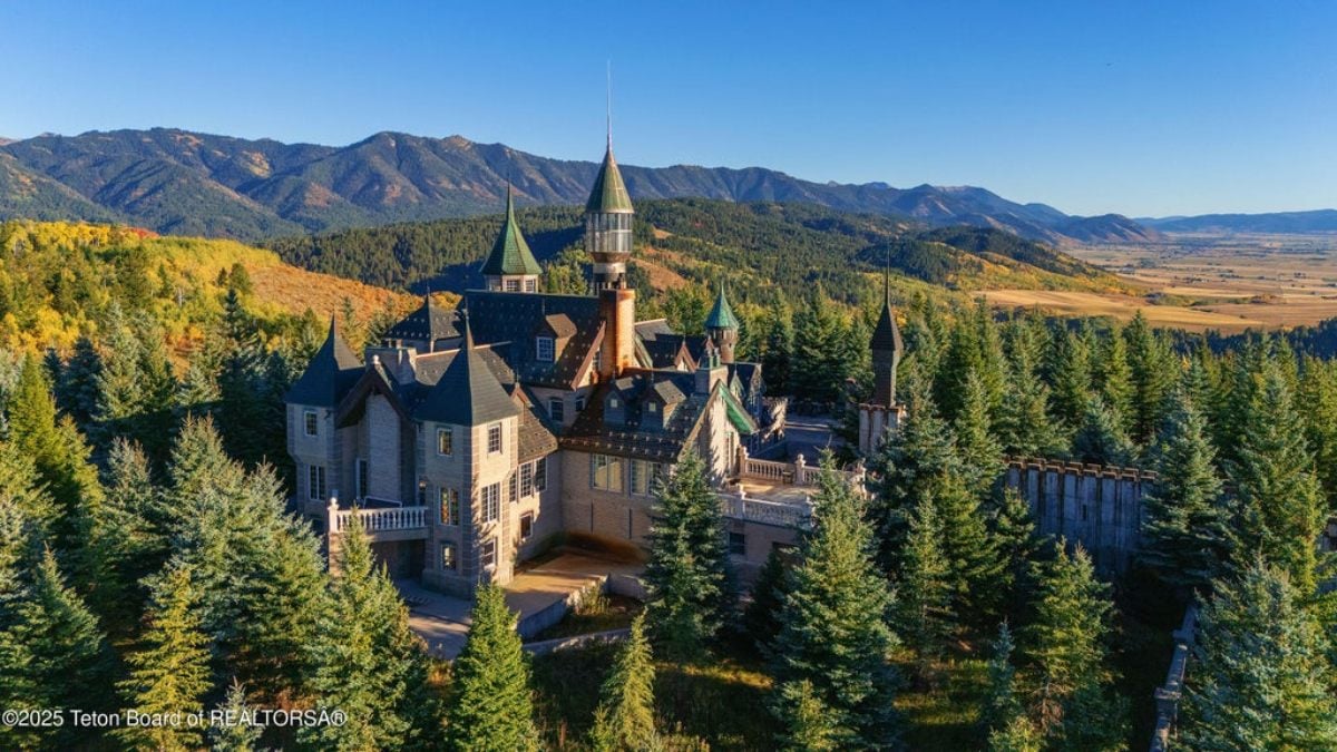 9,470 Sq. Ft. Mansion in Bedford, WY ($13,490,000)